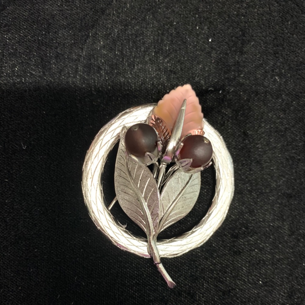 Vintage brooch Amy these frosted stones unmarked